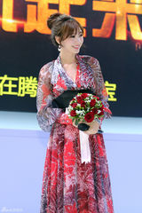 组图：柳岩为CJ性感站台 遭宅男熊抱跪地求婚