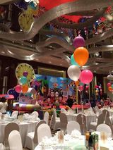 组图：孙俪邓超为女儿办百日宴 四口温馨合影