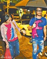 组图：李心洁与偷腥夫穿情侣装就餐零互动