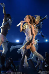 组图：爱莉安娜获最佳流行奖 亲麦莉秀恩爱