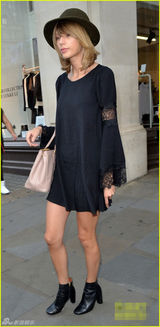 组图：街拍未经PS！泰勒-斯威夫特告别红唇素颜显憔悴