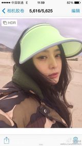 组图：范冰冰戴大妈帽沙漠玩自拍 韩庚秒变路人