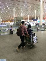 组图：东京影帝王千源携女赴戛纳 机场显温情