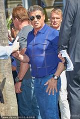 组图：《敢死队3》记者会 众硬汉坐坦克驾到