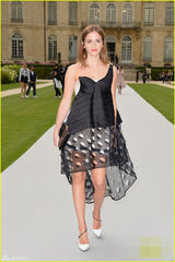 组图：比美！艾玛回眸浅笑章子怡开怀大笑