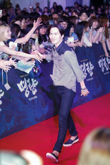 组图：朴有天李钟硕秀智等助阵《鸣梁》