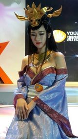 组图：大胸妹纸来啦！CJ胸猛开幕遭戏称硅胶展