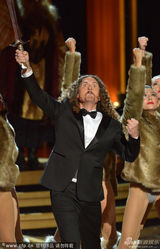 组图：歌曲恶搞专家艾尔-扬科维奇登台表演