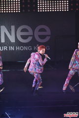 组图：韩国组合SHINee花衫开唱 台上劲歌热舞