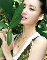 组图：张歆艺杂志大片美背丝滑长腿诱人