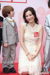 组图：刘心悠情人节甜美亮相 小男孩现场献吻