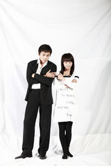 幻灯图：王珞丹首秀话剧搭档刘烨 《琥珀》获好评