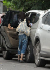 组图：夏雨夫妇带女儿赴宴 袁泉利落有型