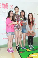 组图：范玮琪签唱会秀美腿 力撑张柏芝演技棒