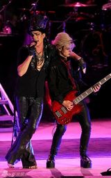 幻灯图集：美偶冠军亚当-兰伯特洛杉矶性感开唱