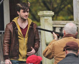 组图：丹尼尔头带犄角现身《复仇之角》片场