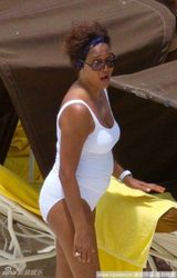 幻灯：惠特尼-休斯顿度假身材臃肿 女儿秀性感身姿