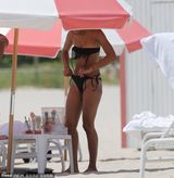 组图：蕾哈娜情敌比基尼秀身材 当众窥内裤不雅