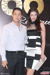 组图：Amanda S.出席派对自曝结婚十年计划生子