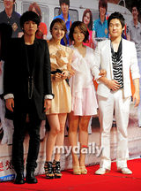 组图：郑龙和等出席新剧《你被我迷住了》发布会