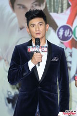 组图：吴奇隆马苏为新戏宣传粉丝热情接机