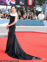 组图：金基德《圣殇》首映 赵敏秀性感长裙秀香肩