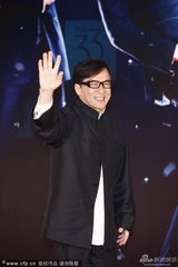 组图：成龙大哥压轴现身 挥手浅笑亲和力十足