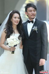 组图：张震大婚献吻娇妻 亲手为新娘提裙摆