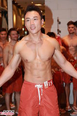 组图：亚洲先生闹市裸身宣传 热门选手大秀腹肌