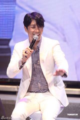 高清组图：车胜元台北会粉丝 展示熟男魅力