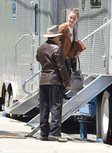 组图：约翰尼德普探班未婚妻当众激吻