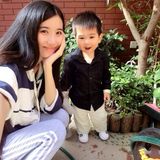 组图：美女硕士毕业抱儿子怀女儿被赞人生赢家