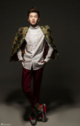 组图：纪子墨写真曝光 迷彩西服潮范儿十足