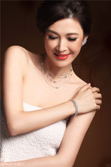 组图：童蕾珠宝大片 首饰华服尽显雍容华贵