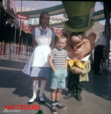 组图：迪士尼乐园旧照诡异 网友称被米老鼠吓哭