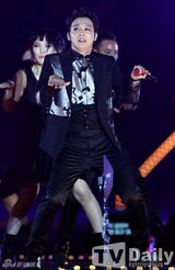 组图：JYJ热力开唱 金在中秀胸肌纹身隐现(朴有天/金俊秀)