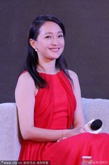 组图：周迅红裙亮相疑发福 秀婚戒露双下巴