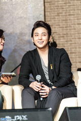 独家高清：金起范上海会粉丝 回归歌手身份催泪