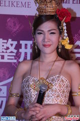 组图：泰国人妖姐妹热吻 隆胸进军中国演艺圈