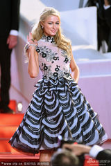 组图：《沙海漂流人》首映 希尔顿蓬蓬裙扮少女