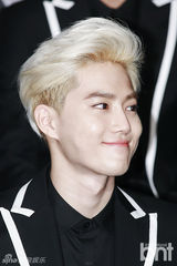 组图：EXO带妆出席专场巡演记者会 帅气逼人