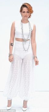 组图：暮光女短发新造型亮相 透视灯笼裤露蛮腰