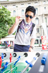 组图：张晓龙球场感受足球文化 上演街头世界杯