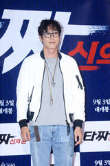 独家：崔丹尼尔宣传新片戴眼镜似哈利波特