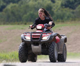 组图：贾斯汀-比伯/赛琳娜-戈麦斯复合狂秀恩爱 搂腰摸臀又熊抱