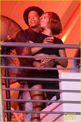 组图：碧昂丝与老公酒后兴致高 贴面搂腰似热恋