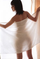 组图：好身材看光光！真野惠里菜浴缸泡澡湿身