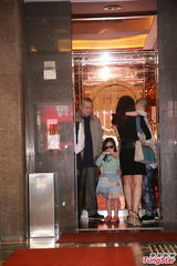 组图：刘銮雄抱子享天伦 狄波拉叹谢霆锋无暇陪伴