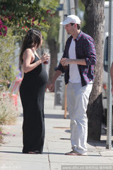 组图：库彻与老婆牵手秀甜蜜 米拉挺肚清凉出街