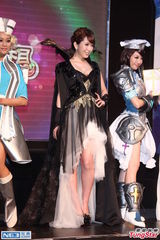 组图：波多野结衣台湾遭宅男围堵 大方秀事业线